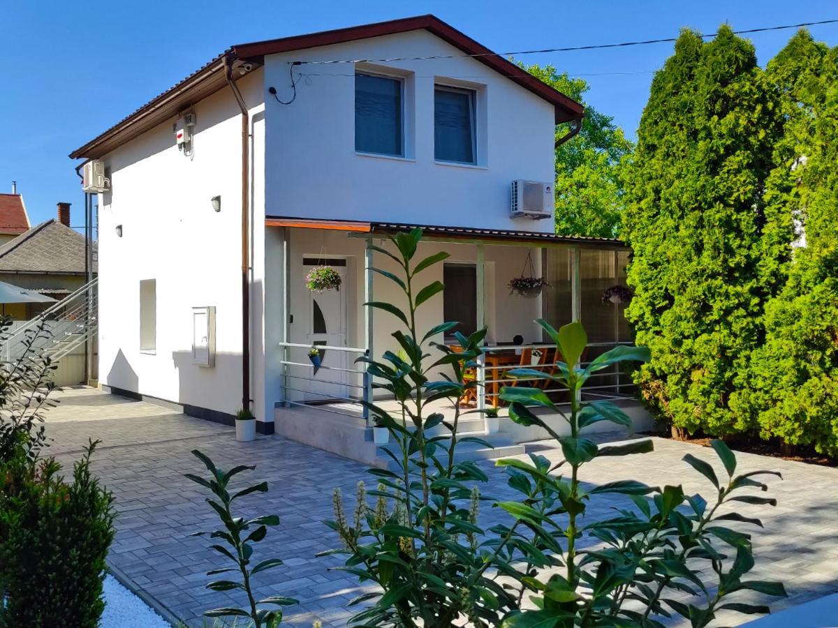 White Stone Apartman Hajduszoboszlo Exterior photo